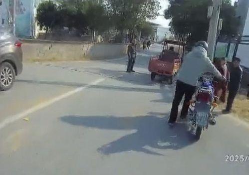 吃瓜吃到自己车祸,意外成为受害者