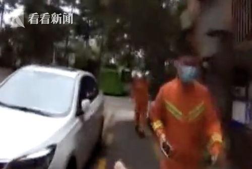 小孩在车里吃瓜,小宝贝边行车边吃瓜的欢乐时光