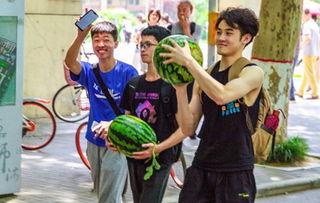 大学吃瓜看热闹,吃瓜看热闹的欢乐时光